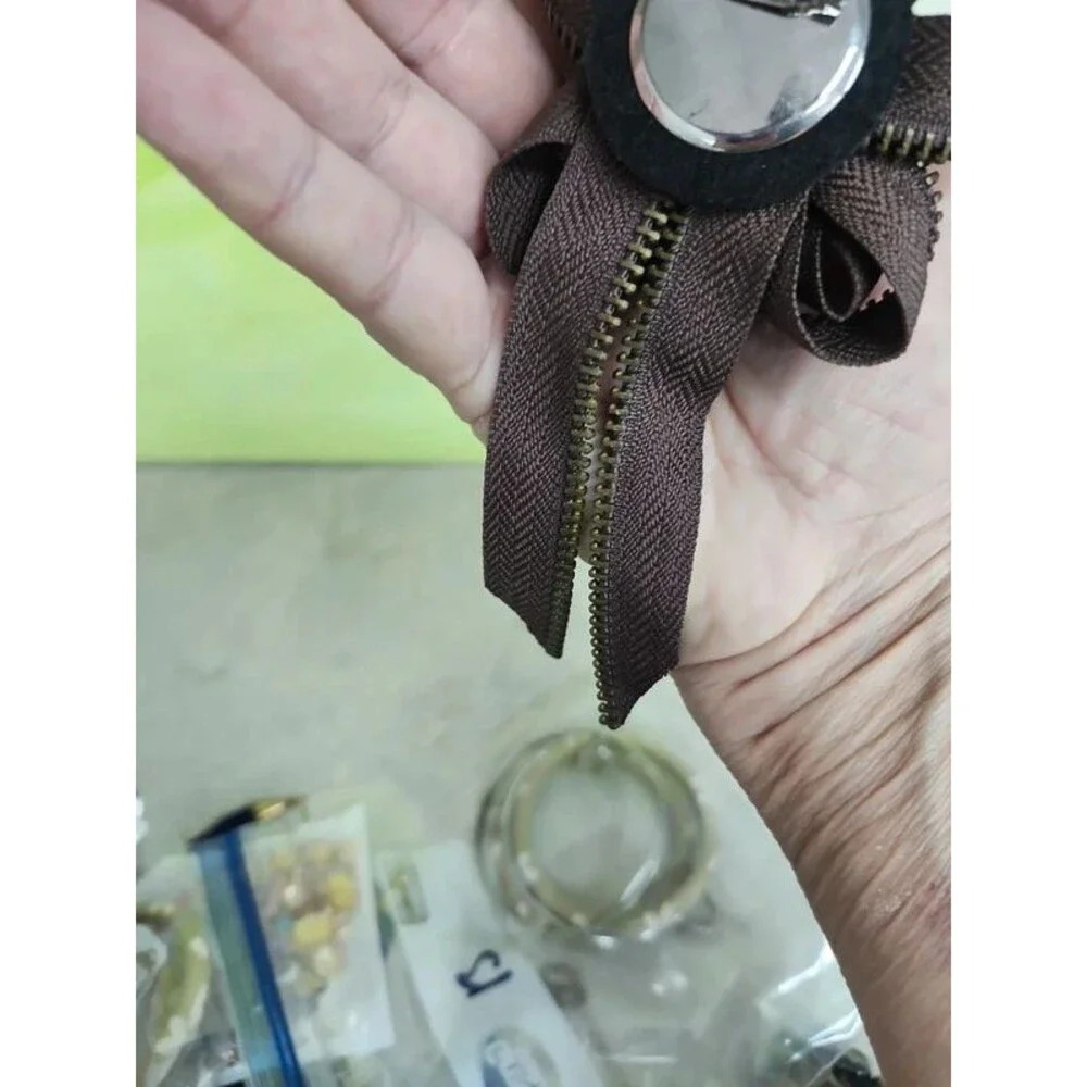 Fliwer zipper brooch pin Avant-garde